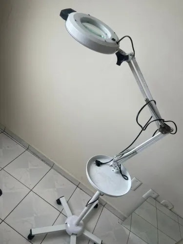 Lupa de led estetica com tripé e mesinha
