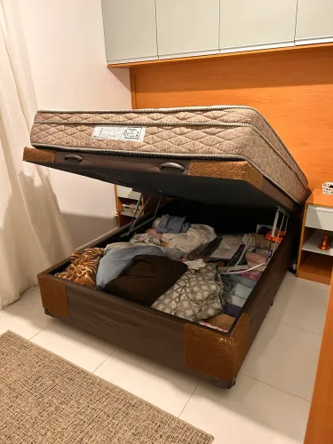 Colchão e cama de casal com baú