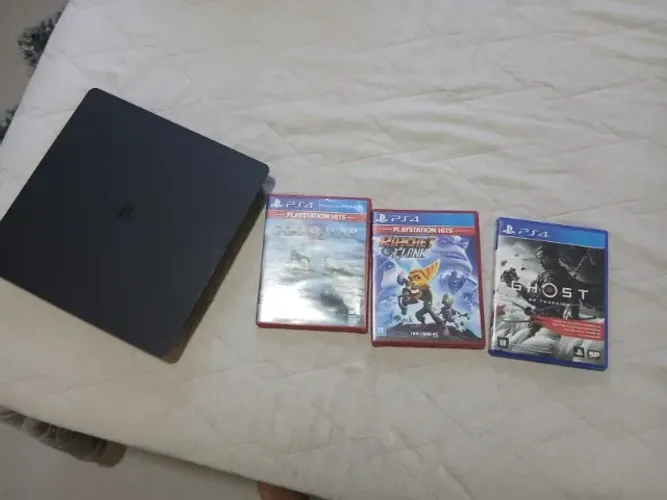 playstation 4 Slim + 3 jogos god Of War Ps4 edition / Ratchet & Clank / Ghost of Tsushima