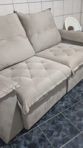 Vende-se um sofá retrátil em Suede, em perfeito estado . Contato só pelo watts *