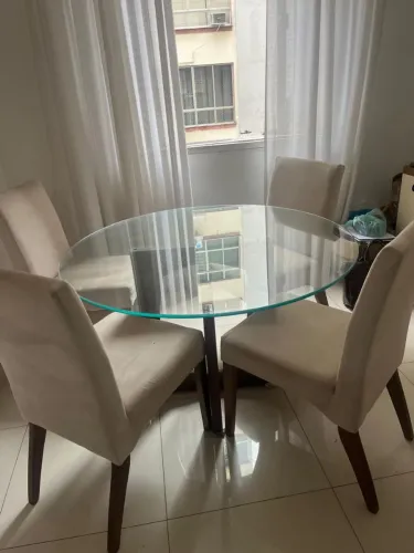 Mesa vidro jantar e cadeiras veludo
