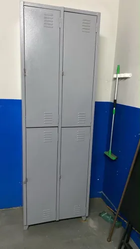 Armário em aço tipo roupeiro 4 portas