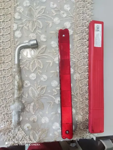 Chave de roda + triângulo sinalizador
