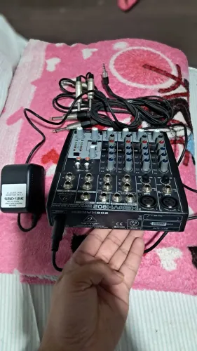 Mesa De Som Behringer Xenyx 802 6 Canais