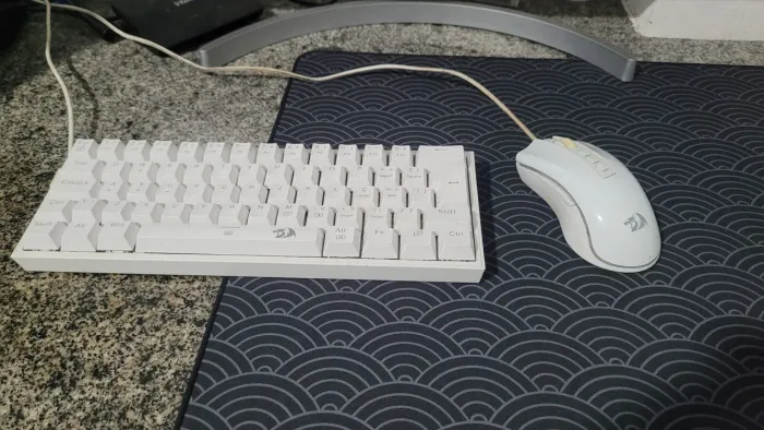 Teclado mecânico e mouse redragon branco perfeito estado.