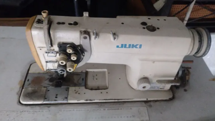 MÁQUINA DE COSTURA DUAS AGULHAS JUKI COM BARRA ARTICULÁVEL. EXELENTE PARA  COLOCAR BOLSOS 