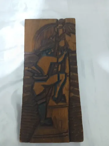 Quadro esculpido em madeira