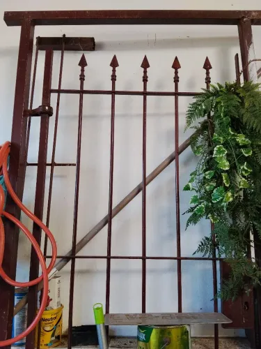 Portão vermelho reforçado de ferro