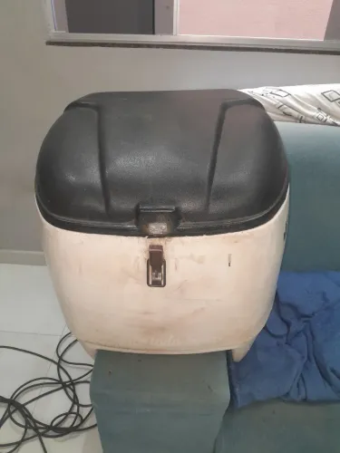 Vendo ou troco baú grande para moto. 