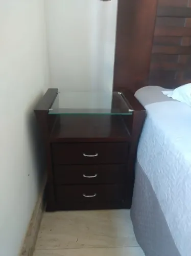 cama de casal queen + colchão + 2 mesas de cabeceira