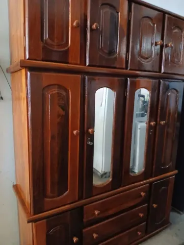 Vendo Guarda Roupa em Madeira de Jatobá semi-novo 4 portas e 3 Gavetas