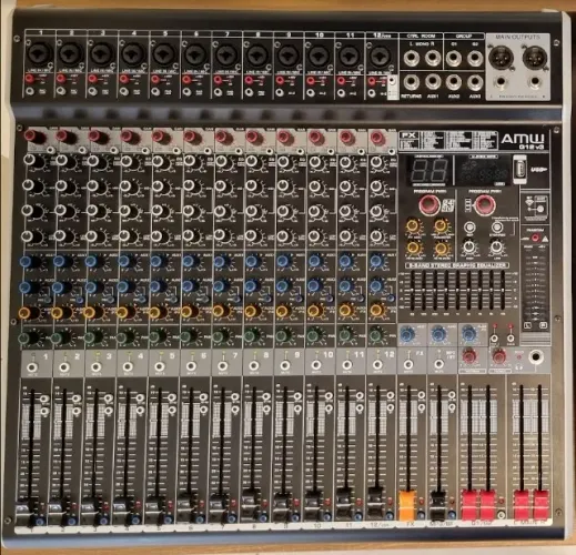 Mesa de Som Profissional AMW Q12 V3 Fx - 12 canais