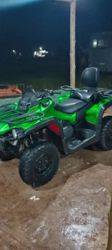 Quadriciclo can-am 570 max