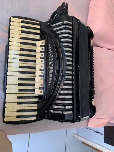 Vendo sanfona titano fabricada pela Victoria