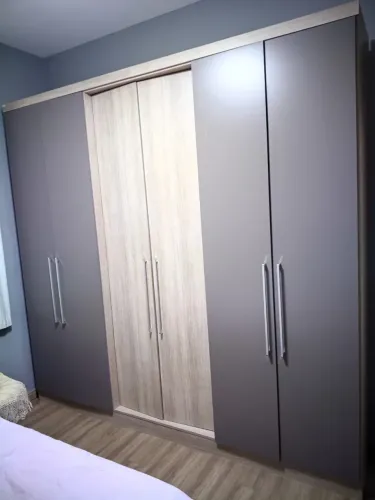 Guarda roupa Modulado, moderno e conservado (cinza e amadeirado)