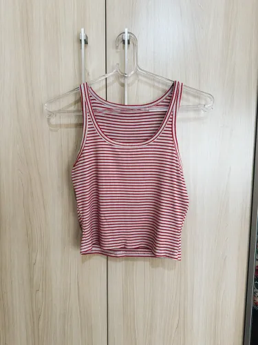 Cropped listrado vermelho e cinza