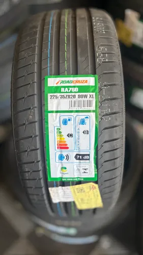 Pneu 225/35 r20 novo