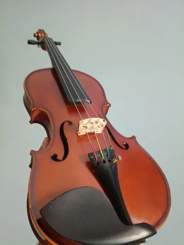 Violino Eagle VE 144 usado, com arco, breu e estojo
