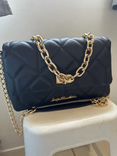 BOLSA EM COURO PRETO E ALÇA DE CORRENTE MÉDIA