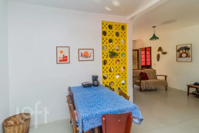 Casa à venda em Vila Nova com 180 m², 3 quartos, 1 suíte, 2 vagas
