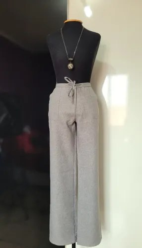 Calça Feminina Modelagem Reta com Bolsos Cinza, Veste 36, Seminova