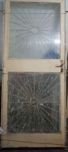 Porta de ferro com vidro e tranca