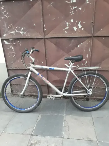 Bicicleta aro 26 com marchas, cubos de rolamento e folhas aero