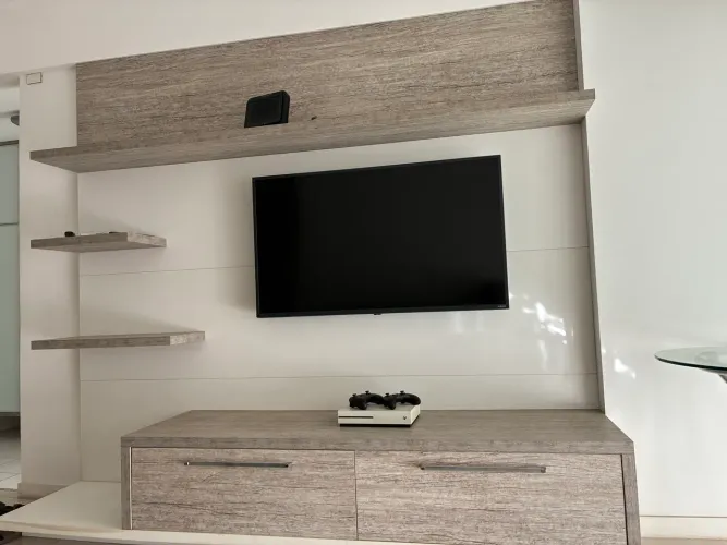 Rack com painel de tv