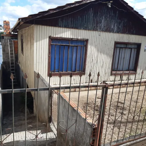 Duas casas a 2 quadras da faculdade, excelente para construção de kitnet,.