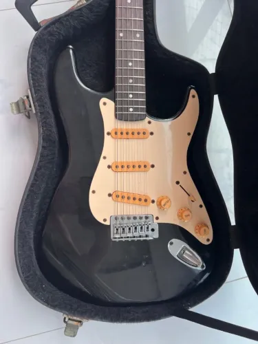 Squier strato + cubo fender frontman 15 R + hardcase (GRÁTIS encordoamento elixyr)