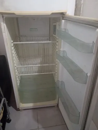 Vendo uma geladeira funcionando tudo