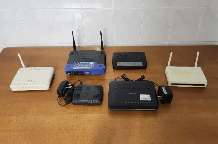 Conjunto com 4 Roteadores, 1 Modem, 1 Switch e 2 Fontes de Energia