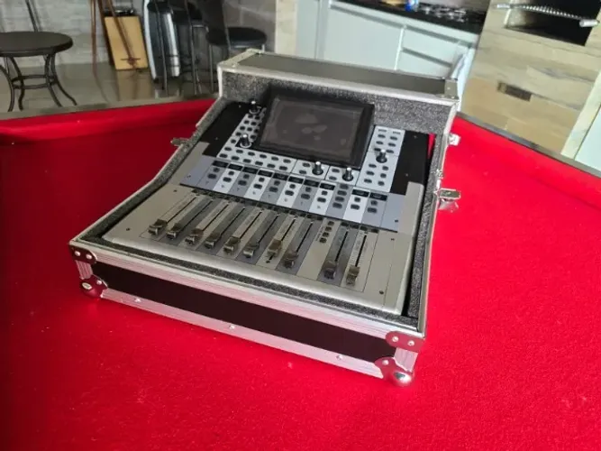 Mesa de som digital Atrium Duonn 12 (com case feito sob medida) e na garantia