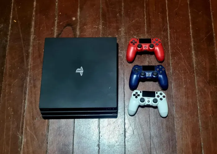 Ps4 Pro + 3 Controles + 7 jogos fisicos 