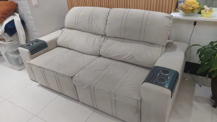 Vende-se sofá usando retrátil em bom estado 