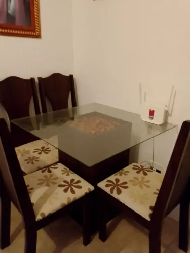 Mesa conservada com 4 cadeiras