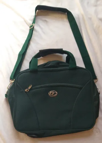 Bolsa de viagem, marca bagaggio, acolchoada, cor verde, com 1 compartimento inte