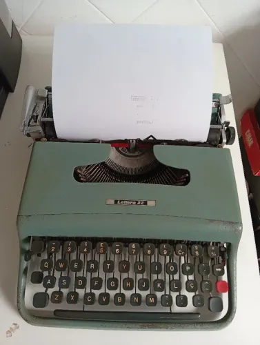 Máquina de escrever Olivetti Lettera 22 funcionando perfeitamente