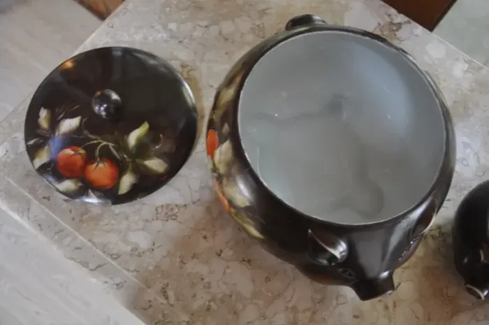 conjunto de 3 potes decorativos em formato de porco, ideais para servir feijoada.