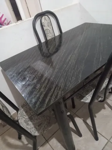 Vende-se mesa de mármore 4 cadeiras em perfeito estado
