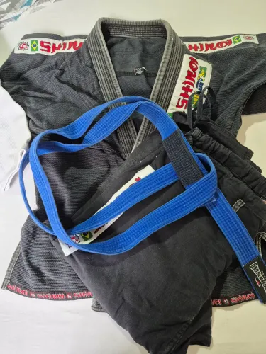 Vendo 2 kimono de jiu-jitsu e luvas pra boxe