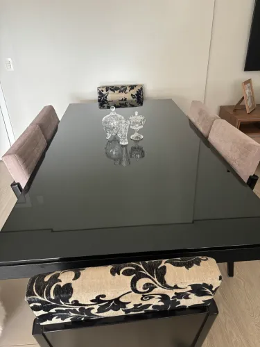 Vendo mesa com 6 cadeiras estofadas lindas