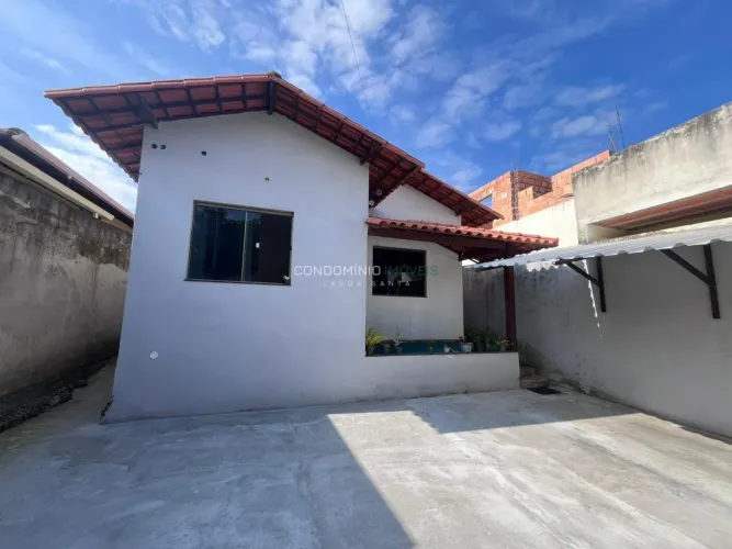Casa ampla com quintal e excelente localização no Moradas da Lapinha