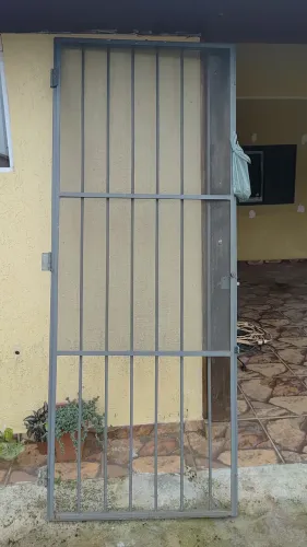 Grade metálica para proteção de portas 