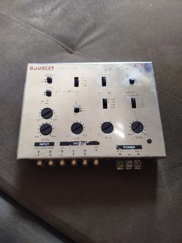 Vende-se um crossover Booster modelo BC 82 04 vias e 8 canais