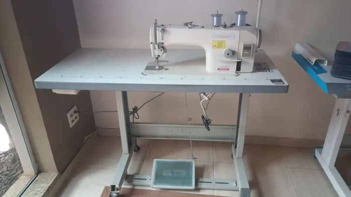 Máquina de costura reta industrial