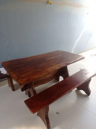 Mesa rústica com bancos