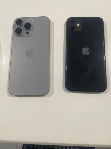 iPhone 15 Pro Max e IPhone 11 