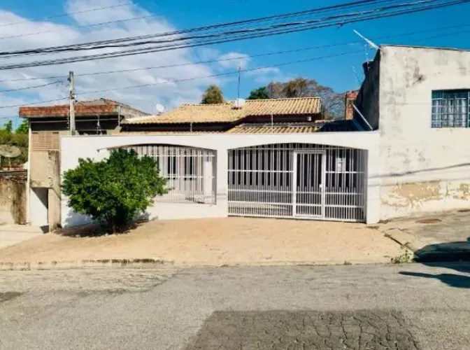 Casa com 3 dormitórios, aquecimento solar e amplo terreno à venda | Jardim Carolina | Éden