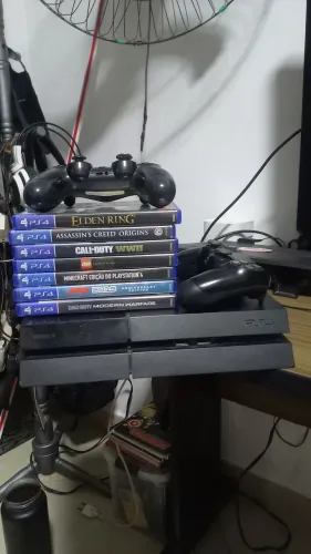 Ps4 slim semi novo com 7 jogos e duas manetes 